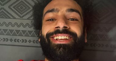 اعرف محمد صلاح بيتابع مسلسل إيه فى العزل المنزلى.. فيديو وصور
