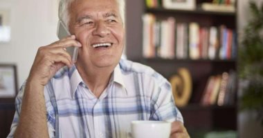 السعادة للجميع.. خط هاتفى مجانى لتسلية المسنين فى العزل المنزلى بكندا