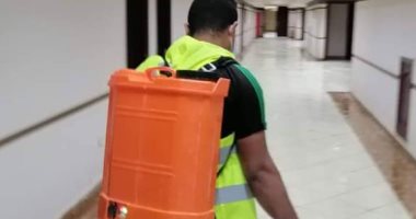 مجموعة من الشباب المتطوعين يعقمون المدينة الشبابية بالطود 