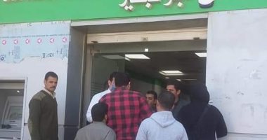صور.. العمالة الغير منتظمة بالشرقية تصرف المنحة من مكاتب البريد 