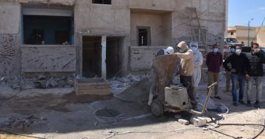 صور.. عمال مشروعات مطروح يلتزمون بارتداء الكمامات فى الشوارع والمصانع