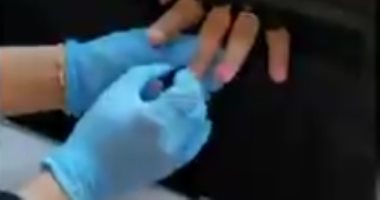 حيلة جديدة من "أخصائية تنسيق أظافر" لإكمال عملها خلال جائحة كورونا