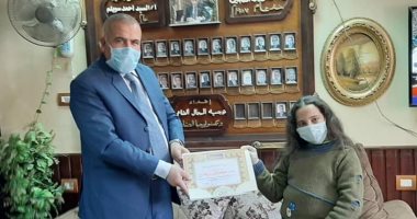 وكيل "تعليم دمياط" يكرم طالبة لإنجازها المشروع البحثى بعد الإعلان عنه بيوم واحد