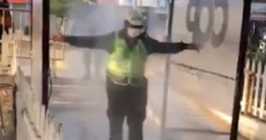 تعقيم أفراد الأمن في بيرو بتثبيت "دش" مطهر أمام مراكز الشرطة.. فيديو