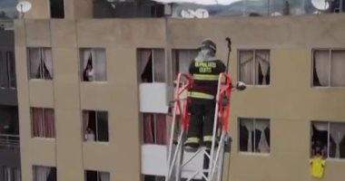 بيعزف للناس.. رجل إطفاء يقف أمام المنازل لترفيه السكان فى الإكوادور