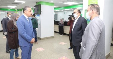 محافظ سوهاج: توزيع كمامات ومطهرات للعاملين بمنافذ صرف منحة العمالة غير المنتظمة