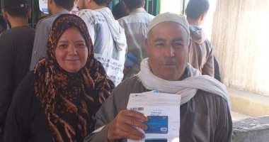 صور.. الفرحة تسيطر على العمالة غير المنتظمة خلال صرف المنحة فى الشرقية