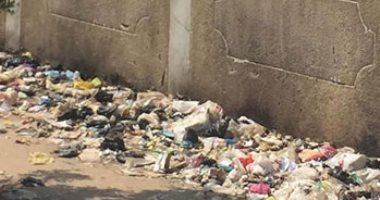 سيبها علينا .. شكوى من انتشار القمامة بشارع محطة نوى بشبين القناطر 
