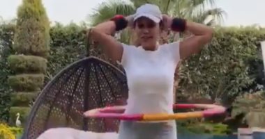رانيا يوسف تلعب الـ "هولاهوب" .. وتعلق: تعالوا نرجع لأيام الطفولة.. فيديو