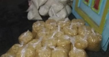فيها حاجة حلوة.. شباب صفط البن بالجيزة يتطوعون لتوزيع شنط مساعدات