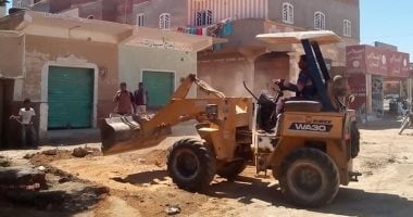 حملة نظافة بمنطقة المستعمرة فى القصير وحل مشكلة الصرف الصحى.. صور