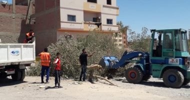 رفع 12 طن مخلفات وتطهير حاويات القمامة بسفاجا