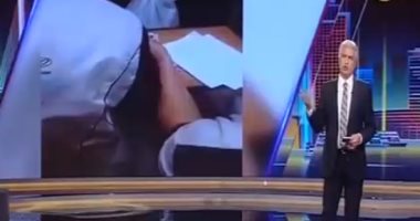 وائل الإبراشى يعرض فيديو لمدير مدرسة بالقليوبية يبيع الأبحاث للتلاميذ 