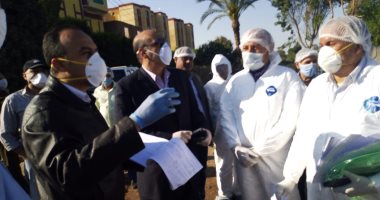 صور.. توزيع مواد غذائية ولحوم لأهالى قرية منشية نيازى المعزولة فى المنيا