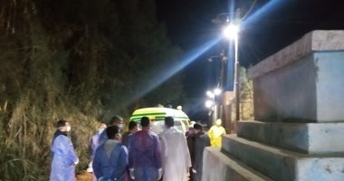 صور.. دفن جثمان المتوفاة بفيروس كورونا بمسقط رأسها فى قرية صفط تراب