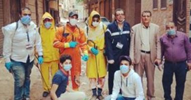 للوقاية من كورونا.. شباب منطقة الفيروز بالمنصورة يطهرون شوارعهم