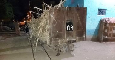صور.. انقلاب قطار قصب بمدينة السباعية بأسوان وتحطم سيارة ملاكى