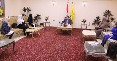 صور.. محافظ شمال سيناء يكرم موظفتين بالديوان العام لتميزهما فى العمل