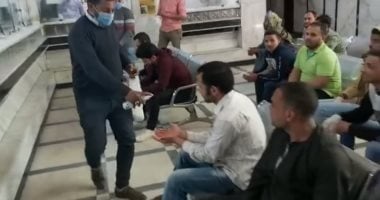 صور.. توزيع أدوات ومطهرات خلال صرف منحة العمالة غير المنتظمة بمكاتب البريد بالجيزة