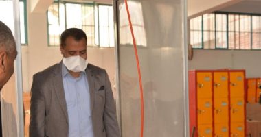 صور.. تنفيذ أول بوابة للتعقيم الذاتى ضد "كورونا" بجامعة أسيوط