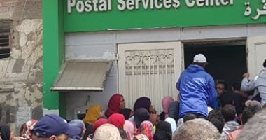 خوفا من كورونا.. شكوى من زحام شديد أمام مكتب بريد العصافرة بالإسكندرية