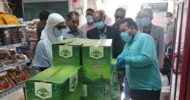 صور.. توزيع أغذية للأسر غير القادرة وسيارة خضراوات بأسعار مخفضة بالبحر الأحمر
