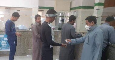صور.. صرف منحة العمالة غير منتظمة بالمحافظات وإجراءات وقائية ضد "كورونا"