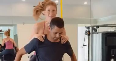 لياقة ومرونة.. ابنة بيل جيتس تتحدى الكوالا مع خطيبها المصرى نائل نصار "فيديو"