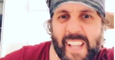 هشام ماجد يظهر فى فيديو جديد عبر تيك توك.. آه يا كتفى يا ضهرى