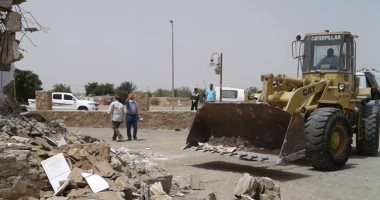 مجلس مدينة مرسى علم يشن حملة إزالة للتعديات على أراضى الدولة.. صور