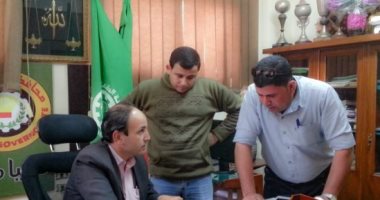 رئيس غرب المنصورة يناقش تطوير منطقتي سندوب وسوق ستوتة مع مسئولي العشوائيات