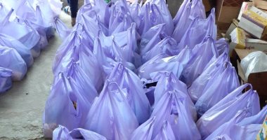 شباب العبيدية بدمياط يشاركون فى تحدى الخير بتوزيع 400 شنطة للأكثر احتياجاً..صور