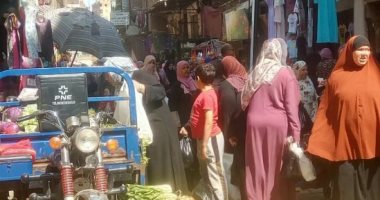شكوى من زحام بسوق بشتيل محافظة الجيزة والخوف من انتشار العدوى