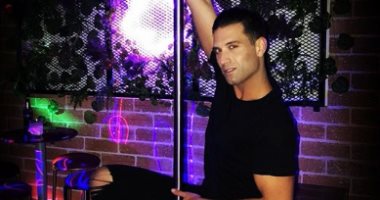 حفيد عمر الشريف يستعد للاحتفال بانتهاء الحظر بتقديمه الـ striptease
