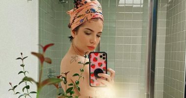 هالزي تخطف الأضواء بصورها "العارية" من داخل الحجر المنزلي..صور