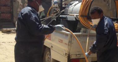 حملات تعقيم وتطهير لحى الشيخ هارون بمدينة أسوان ضد كورونا.. صور