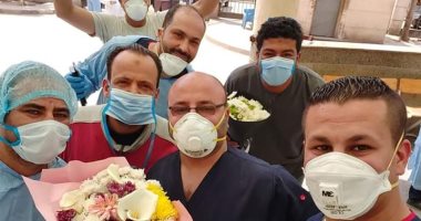مواطنون يقدمون بوكيهات ورد للجيش الأبيض بمستشفى كفر الزيات العام