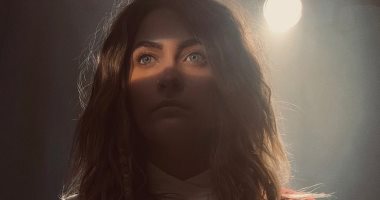 باريس جاكسون تجسد دور "المسيح" فى فيلم جديد مع بيلا ثورن..شوف أول صورة لها