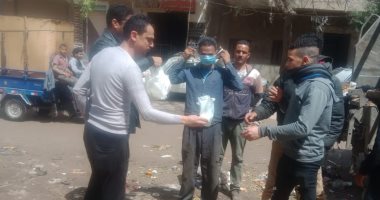 شباب عين شمس يوزعون الكمامات وشنطة مساعدات غذائية على متضررى كورونا
