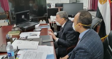 صور.. محافظ المنيا يتابع الحالة العامة بمستشفى العزل بملوى عبر الفيديو كونفرانس