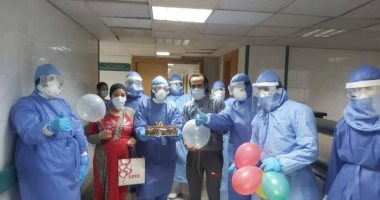 صور.. زوجان مصابان بكورونا يحتفلان بعيد زواجهما الأول بمستشفى الحجر بكفر الزيات