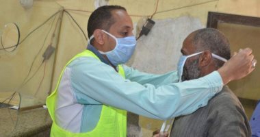 توزيع الكمامات والمياه المعدنية خلال صرف مستحقات العمالة غير المنتظمة بالأقصر
