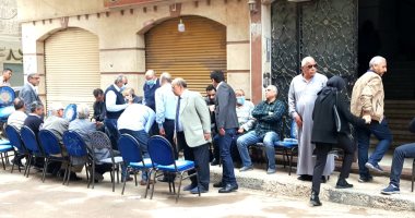 فيديو.. الحزن يملأ الوجوه.. توافد الأهالى على منزل الشهيد مقدم محمد الحوفى لتقديم العزاء
