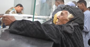 رئيس مدينة إسنا وعضو بالبرلمان يتابعان تسليم منحة العمالة غير المنتظمة.. صور
