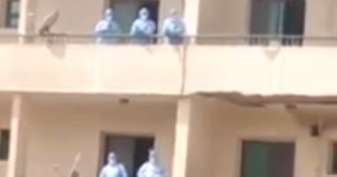 فيديو.. شباب يدعمون الجيش الأبيض بكفر الزيات بأغانى وطنية أمام المستشفى