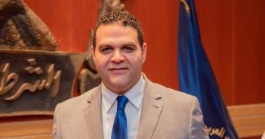 مساعد وزير الداخلية يسلم نوط الامتياز من الطبقة الثانية لرئيس مباحث قسم سوهاج