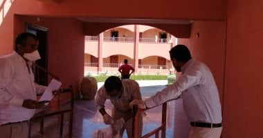 فحص نهائى لمصريين عائدين من أمريكا بعد انتهاء حجرهم استعدادا لمغادرتهم للقاهرة