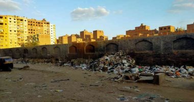 سيبها علينا.. أهالى الكنيسة يشكون من مقلب قمامة أمام مجمع المدارس