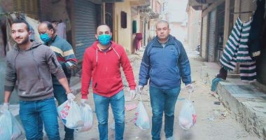 شباب الإسكندرية يواصلون توزيع مساعدات لأهالى عزبة المطار.. صور