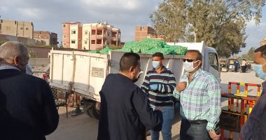 رئيس مدينة المحلة يُسلم 3 سيارات محملة بالبطاطس و5 آلاف كمامة لقرية صفط تراب